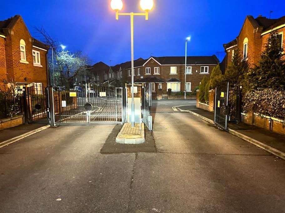 New Manchester Getaway Home - Free Gated Parking With Fob エクステリア 写真